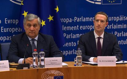 Mark Zuckerberg (à esquerda) junto com o presidente do Parlamento Europeu