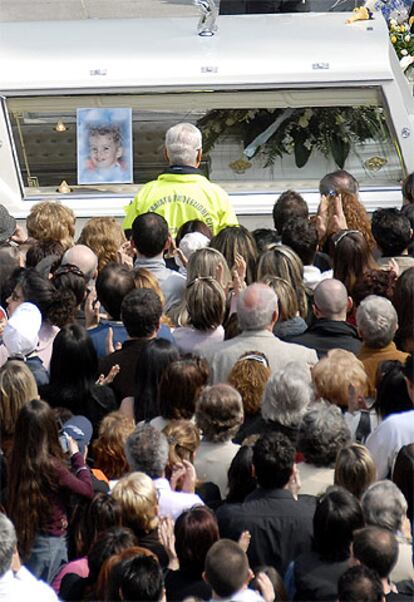 Una multitud aplaude en Parma al coche fúnebre con el féretro del niño de 17 meses, asesinado por sus captores.