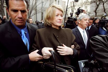 Martha Stewart durante los cinco meses de arresto domiciliario, después de pasar cinco meses de prisión, abandona el Tribunal Federal de Manhattan en marzo de 2005.