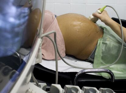 La inseminación artificial evita el riesgo de embarazos múltiples.