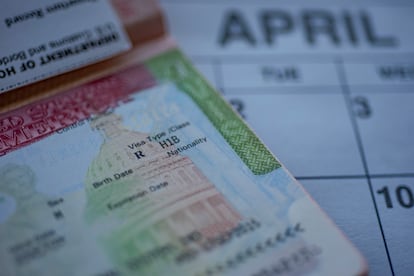 Un pasaporte con la visa H-1B para trabajadores especializados.