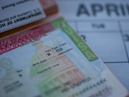 Un pasaporte con la visa H-1B para trabajadores especializados.