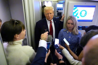 El presidente de los Estados Unidos, Donald Trump, hablaba el lunes con periodistas a bordo del 'Air Force One'.