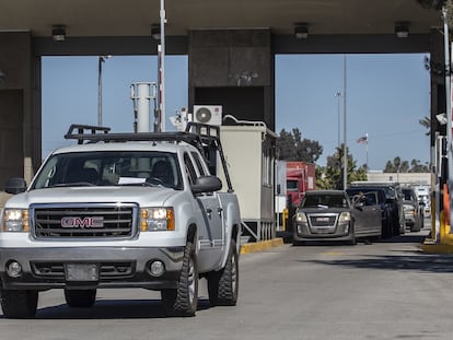 Una camioneta proveniente de Estados Unidos, sale de la aduana de Tijuana, el 4 de febrero de 2022.