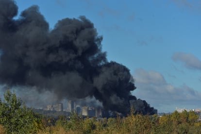 Una densa columna de humo se observa en el horizonte de Kiev este lunes, minutos después del ataque con misiles sobre el centro de la capital ucrania. 