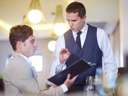 Cliente y camarero en un restaurante.