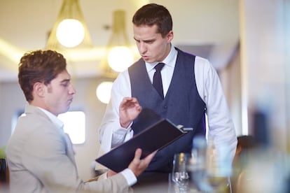 Cliente y camarero en un restaurante.