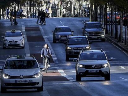 Un ciclista circula por el carril bici de los bulevares de Carranza y Alberto Aguilera, Madrid.