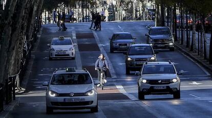 Un ciclista circula por el carril bici de los bulevares de Carranza y Alberto Aguilera, Madrid.