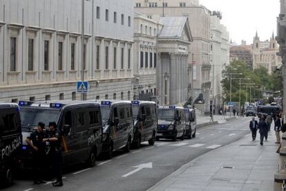 La Policía Nacional mantiene cortados hoy los accesos al Congreso de los Diputados, así como el tráfico de vehículos en la Carrera de San Jerónimo y calles colindantes.