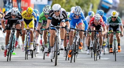 El esloveno Luka Mezgec en el sprint de la quinta etapa de la Volta.