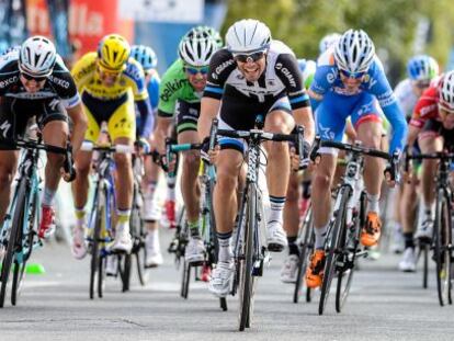El esloveno Luka Mezgec en el sprint de la quinta etapa de la Volta.