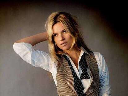 La modelo Kate Moss luciendo ropa diseñada por ella.
