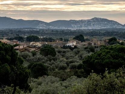 El municipio de Pau y al fondo, la montaña de Puig Panu. 