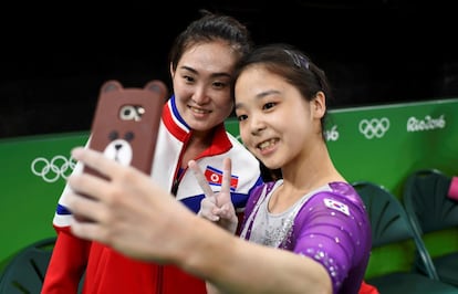 No campeonato de ginástica artística feminina, duas atletas coreanas competiram em busca do ouro olímpico. Eun Ju Lee e Hong Un-Jong vêm da mesma península, mas de territórios diferentes: uma nasceu no norte e a outra, no sul. Apesar das eternas rivalidades entre seus países, as garotas se tornaram boas amigas e desafiaram as tensões bélicas que existem entre seus lugares de origem fazendo uma selfie. Mas a aproximação entre as duas não ficou nisso: dias depois, as ginastas foram fotografadas conversando, bastante animadas, enquanto se preparavam para a competição. No Twitter, a maioria dos usuários comemorou essa amizade, mas outros se perguntam quais consequências a norte-coreana poderá sofrer por ter “confraternizado com o inimigo”.