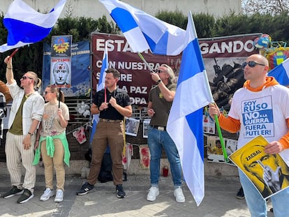 La comunidad rusa se manifiesta este domingo en contra de Vladímir Putin a las afueras de la embajada de Rusia en Madrid.