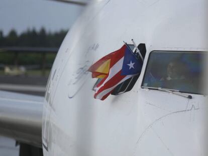 La bandera de Puerto Rico y Espa&ntilde;a, en la cabina del avi&oacute;n de Air Europa tras el vuelo inaugural que conecta Madrid y San Juan.