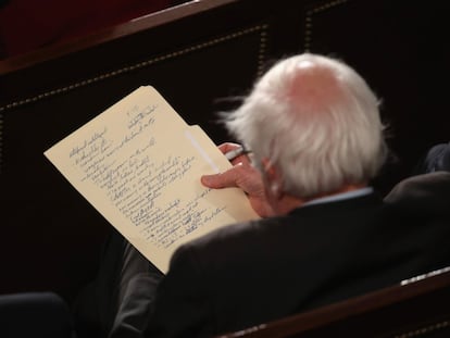 El senador Bernie Sanders estudia sus apuntes durante el discurso del presidente Donald Trump en la Cámara de Representantes.
