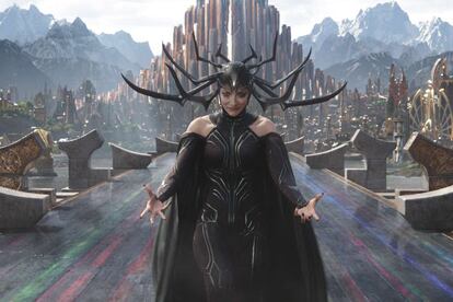 Cate Blanchett, como la diosa de la muerte Hela en ‘Thor: Ragnarok’.