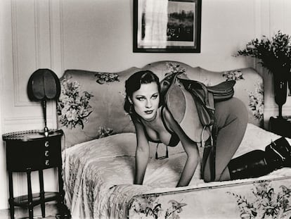 Helmut Newton, 'Silla para montar I', de la serie 'Noches de insomnio'. París 1976.