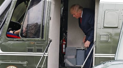 Trump durante sua breve visita &agrave; Casa Branca na segunda-feira