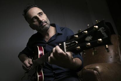 Jorge Drexler sostiene su guitarra Gibson Chet Atkins en su estudio de Madrid.