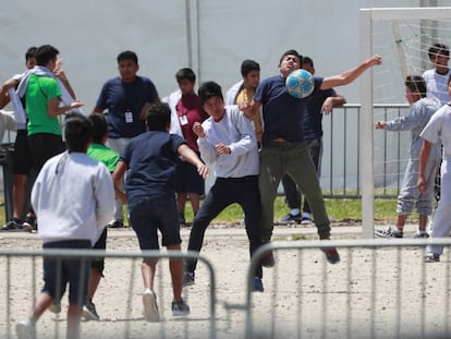 Menores inmigrantes juegan al fútbol en un refugio temporal de Homestead, Florida. 