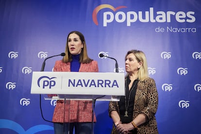 La senadora navarra Ruth Goñi (i) en rueda de prensa junto a la secretaria general del PPN, Amelia Salanueva (d), en la sede PP Navarra (Pamplona), este lunes.