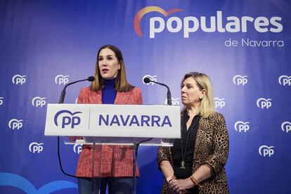 La senadora navarra Ruth Goñi (i) en rueda de prensa junto a la secretaria general del PPN, Amelia Salanueva (d), en la sede PP Navarra (Pamplona), este lunes.