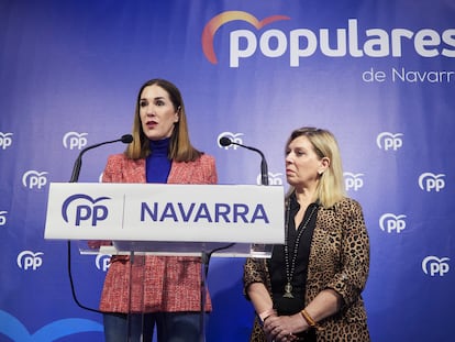 La senadora navarra Ruth Goñi (i) en rueda de prensa junto a la secretaria general del PPN, Amelia Salanueva (d), en la sede PP Navarra (Pamplona), este lunes.