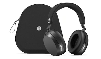 Sennheiser MOMENTUM 5 Wireless con su funda de transporte.