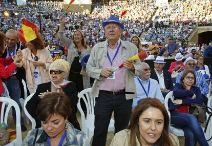 Acto del PP en la plaza de toros de Valencia al que asistieron entre 12.000 y 15.000 simpatizantes. En la imagen, un seguidor ataviado con un sombrero con los colores de su partido y banderines de España entre el público asistente.