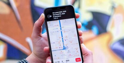 Un usuario utiliza la aplicación Apple Maps. 