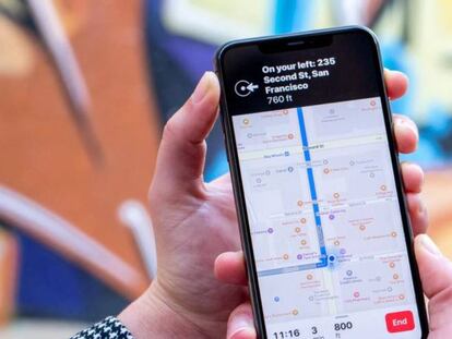 Un usuario utiliza la aplicación Apple Maps. 
