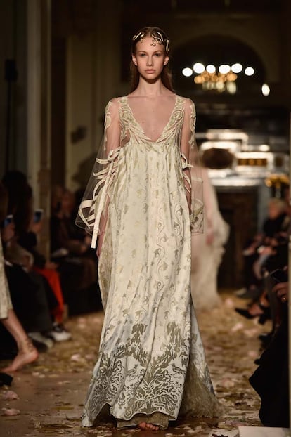 Valentino  : Runway &#8211; Paris Fashion Week &#8211; Haute Couture Spring Summer 2016