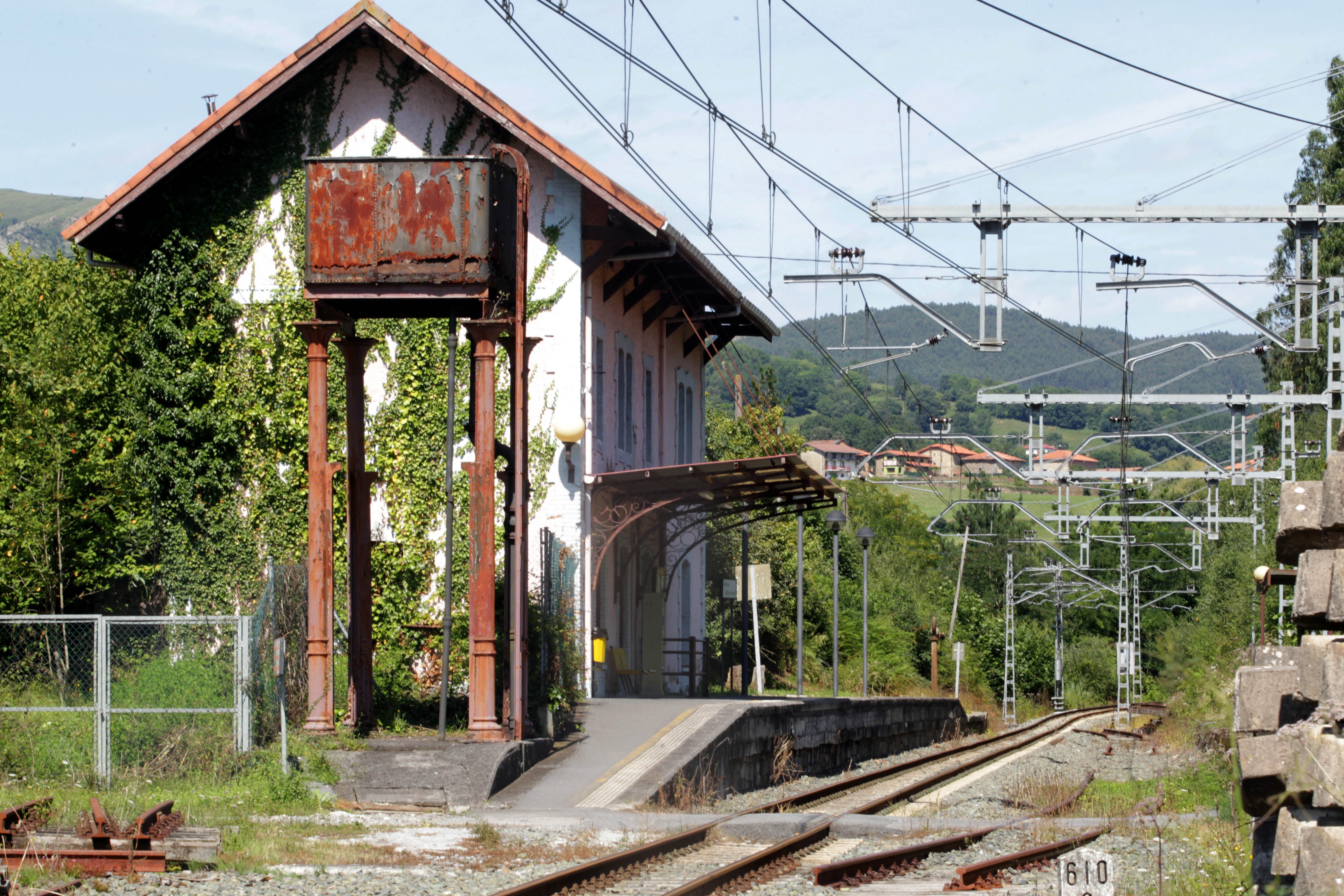 La estación de Villaverde de Trucios de la línea ferroviaria Santander-Bilbao, en una imagen de 2021.