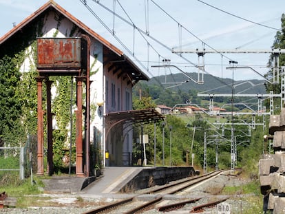 La línea férrea Bilbao-Santander en la estación de Villa Verde de Trucios Bizkaia 2, a principios de agosto.