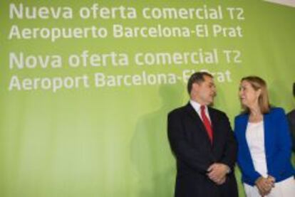 La ministra de Fomento, Ana Pastor, conversa con el presidente de Aena, Jos&eacute; Manuel Vargas, durante la presentaci&oacute;n de la nueva oferta comercial de la Terminal 2 del aeropuerto de El Prat. 