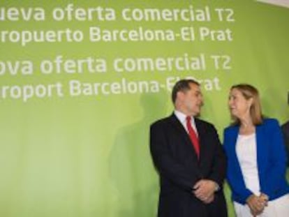 La ministra de Fomento, Ana Pastor, conversa con el presidente de Aena, Jos&eacute; Manuel Vargas, durante la presentaci&oacute;n de la nueva oferta comercial de la Terminal 2 del aeropuerto de El Prat. 