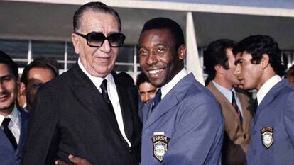 Pelé, con el dictador brasileño Emílio Garrastazu Médici, en el verano de 1970.
