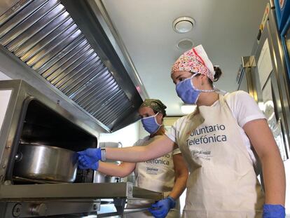 Los voluntarios de Telefónica se meten entre fogones para ayudar a las familias vulnerables. Los empleados cocinarán durante dos meses un total de 6.000 menús que se repartirán a través del Banco de Alimentos en Villaverde.