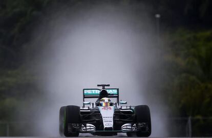 Hamilton rueda bajo la lluvia en la clasificación del Gran Premio de Malasia