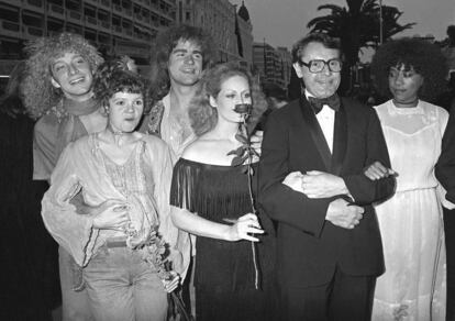 El actor Treat Williams, tercero por la izquierda, en la presentación de 'Hair', de Milos Forman (con esmoquin), en el festival de Cannes en 1979.
