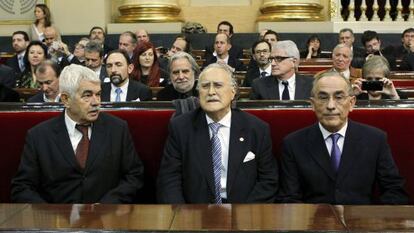 Los exalcaldes de Santiago de Compostela, Xerardo Estévez (d), de Barcelona, Pasqual Maragall (i), y el alcalde de Bilbao, Iñaki Azkuna (c)