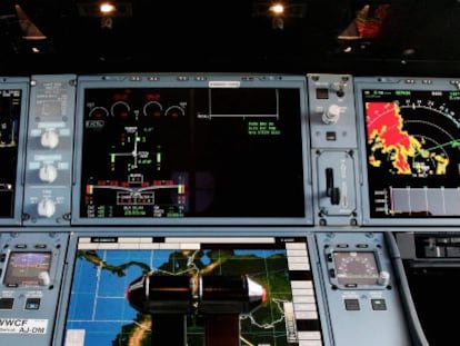 Vista de la cabina de un Airbus. 