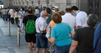 Gente haciendo cola en las oficinas del Banco de España.