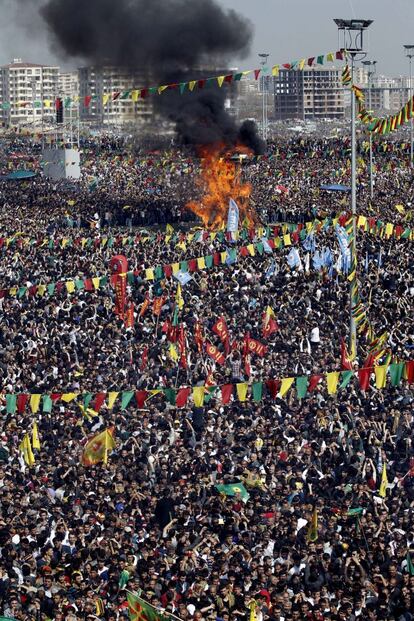 Unas 200.000 personas se han congregado en Diyarbakir, principal ciudad del sureste de Turquía, para celebrar el esperado anuncio del alto el fuego por parte del Partido de los Trabajadores del Kurdistán (PKK) por su líder, Abdulá Ocalan.