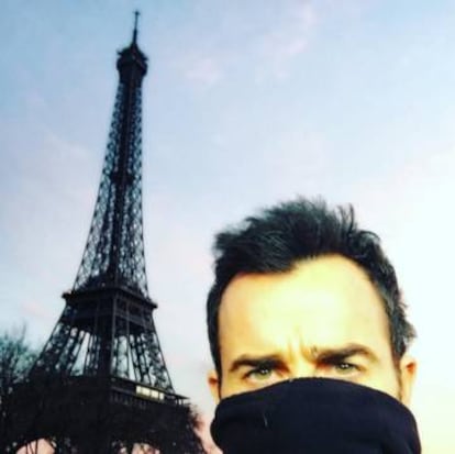 Justin Theroux jugando con la perspectiva en París.