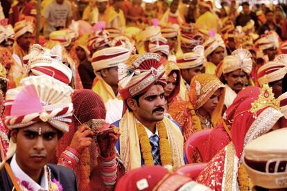 Varias parejas participan en una boda masiva durante la celebración de la festividad de Akshaya Tritiya en Bhopal (India). Miles de parejas decidieron casarse hoy en bodas masivas en la India para aprovechar la buena fortuna prometida por los astros, según el calendario hindú, en una festividad conocida como Akshaya Tritiya durante la que la suerte sonríe a los que deciden emprender nuevos proyectos.