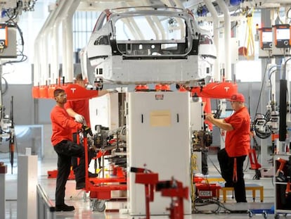 Trabajadores de Tesal examinan una línea de producción del Model 3s, en California. 